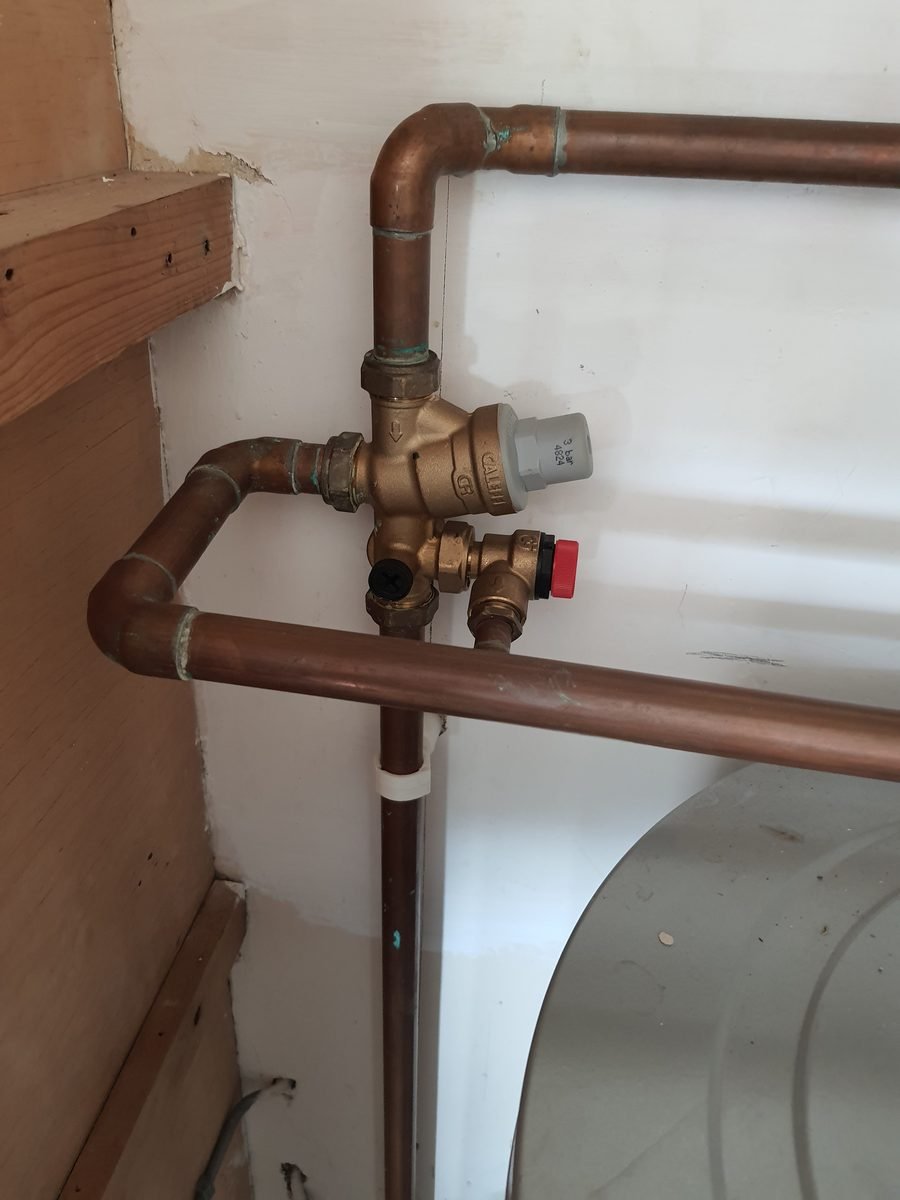 Pressure reducing valve fitted on a mains supply